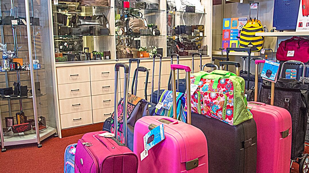 Koffers en reistassen in de winkel