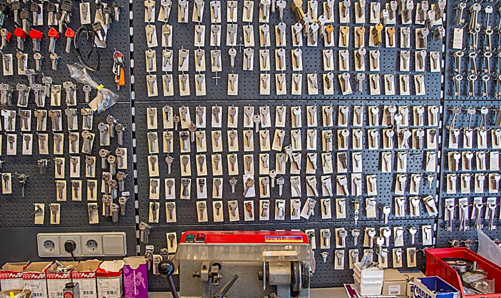 De sleutelwand met sleutelmachine in de winkel