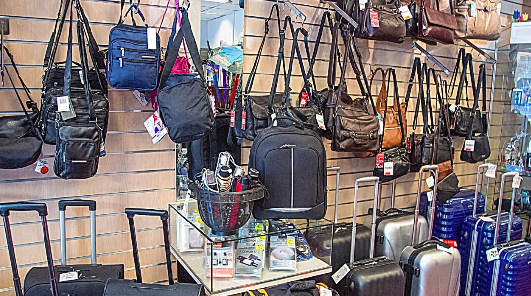Wand met leren tassen in de winkel