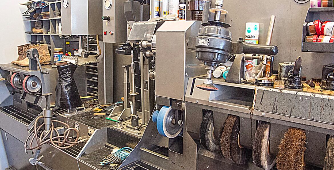 De werkplaats van Van Dijk met schoenmakersmachines